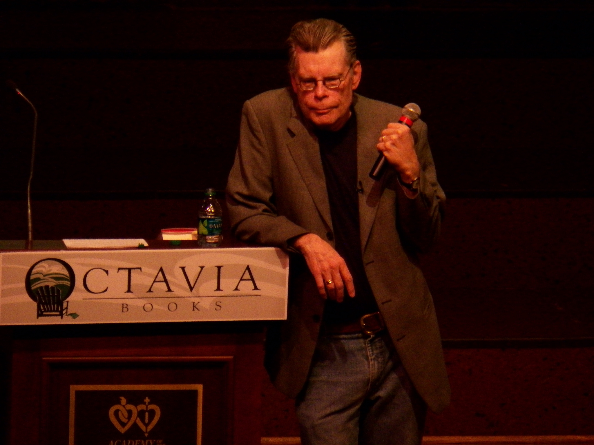 Stephen King Used These 8 Writing Strategies to Sell 350 Million